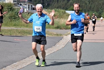 Spaß am Berg: Wolfgang Schmiedeck aus Falkenau (l.) und der Großenhainer Peter Zimmermann gingen trotz schweißtreibender Temperaturen gut gelaunt auf die 10-Kilometer-Strecke. 