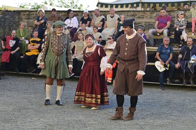 Zum Programm gehörte am Samstag unter anderem ein Höfischer Ball, bei dem sich die Besucher von den Torgauer Renaissance-Tänzern (im Foto) und der Musikgruppe „Reikas Tanz“ in die Vergangenheit entführen ließen.