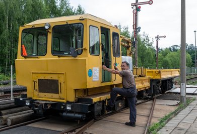 Außer mit dem Schienentrabi ist Thomas Krauß vom Verein Sächsischer Eisenbahnfreunde auch mit diesem Baufahrzeug auf der Muldentalbahntrasse unterwegs. Es hat einen Bremsweg von mehreren Hundert Metern. 