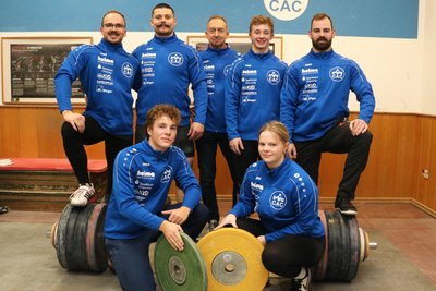 Die Athleten des Chemnitzer AC um Kapitän Kurt Perthel (2.v.l, stehend) und Teamchef Andreas Rehwagen (stehend, Mitte) gehen zuversichtlich in die Gewichtheber-Bundesligasaison 2025/26.