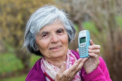 Hella Schmidt (80) aus Plauen hat ein Handy, aber kein Smartphone und keinen Internet-Zugang. Damit kann sie das 49-Euro-Ticket nicht kaufen. Betroffene und Interessenvertreter sehen darin Altersdiskriminierung.