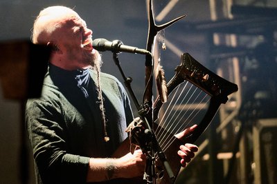 Selvik mit selbstbeschränkter Ur-Harfe.