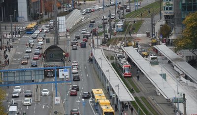 Blick auf die Bahnhofstraße an der Chemnitzer Zentralhaltestelle im Oktober 2017, wo umfangreiche Bauarbeiten gestartet sind.