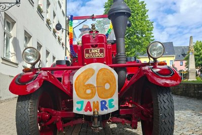 An der Spitze des Umzugs fuhr dieser Oldtimer-Traktor.