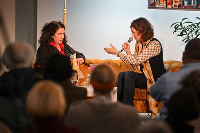 War bei Nirit Sommerfeld (l.) in Chemnitz zu Gast: die österreichische Schriftstellerin und Historikerin Eva Menasse.