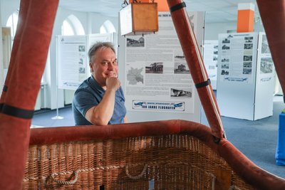 Andreas Hütter hat die Ausstellung auf die Beine gestellt. Hier befindet er sich in einem alten Ballonkorb. Denn auch Ballonfahrten gehörten hier zum Alltag.
