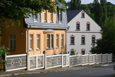 Das Ensemble mit dem Karl-Schmidt-Rottluff-Museum im Vordergrund und der Mühle im Hintergrund.