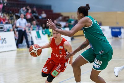 Vidal Geneve (ChemCats), Alicia DeVaughn (Rutronik Stars Keltern) im Zweikampf.