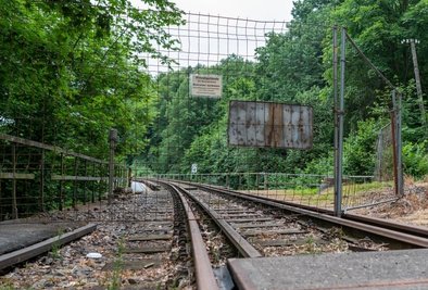 An diesem Bauzaun an der Strecke am Bahnübergang bei Göhren war die illegale Fahrt einer Männergruppe am Samstag beendet. 