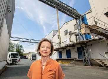 "Wir hatten viel Glück gehabt", erzählt Petra Gerber, Chefin der Biomühle in Straßberg. Fünf Jahre zuvor stand das Wasser bis zur Laderampe (im Hintergrund). In der Folge dichtete das Unternehmen die Keller ab. Auch deshalb verlief das Hochwasser im Mai 2018 für das Unternehmen in der Elsteraue glimpflich. 