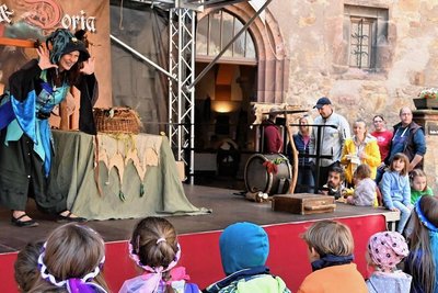 Das Publikum kam beim mittelalterlichen Burgfest in Kriebstein nicht nur der Hexe Chibraxa ganz nah. 