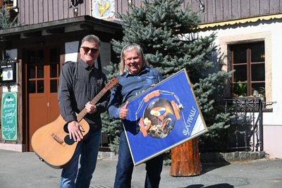 Robby Drechsel (links) und Rolf Steinbach sind Urgesteine der Rockerszene in Karl-Marx-Stadt. Sie planen im „Goldenen Hahn“ ein Wiedersehen der Musikanten.