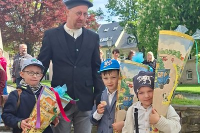 Große und kleine Teilnehmer hatten sich für den Umzug herausgeputzt.