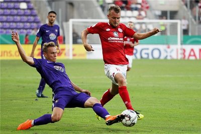 Am 18. August 2018 standen sich Erzgebirge Aue und der 1. FSV Mainz schon einmal in der 1. Hauptrunde gegenüber (Endstand: 1:3). Sascha Härtel (l.) versuchte, Daniel Brosinski die Kugel abzuluchsen.