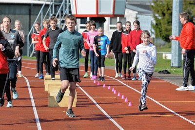 Auf dem Sportplatz an der Dammstraße in Brand-Erbisdorf trainieren die jungen Leichtathleten unter Anleitung der Trainer Jens Schlegel und Jens Rietschel. Die Arbeit der Übungsleiter der Vereine sollte künftig mehr Wertschätzung erfahren. 