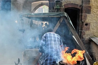 Nach einem Feuerwehreinsatz am Männertag musste der Schmied vor dem Burgtor arbeiten. 