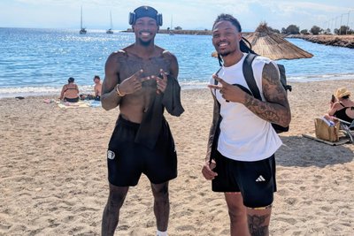 Ty Brewer (links) und Nike Sibande erkundeten am Dienstag vor dem Spiel schon einmal die Gegend rund um das Hotel. Und - wie man unschwer erkennen kann: Es ist eine schöne Gegend.