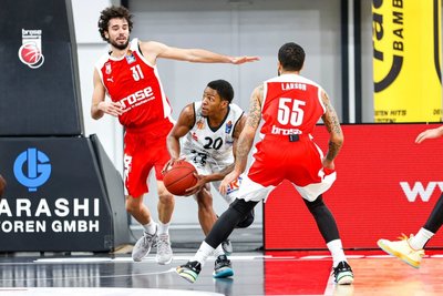 Wes Clark (Mitte) trifft zum 58:53 für Chemnitz. 