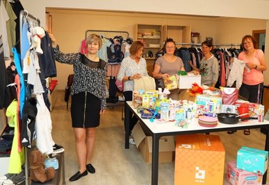 Die Crimmitschauer "Box" an der Herrengasse ist derzeit ein Charity-Shop zur Unterstützung der geflüchteten Ukrainer. Kristin Franke (l.) von der Wirtschaftsförderung der Stadt koordiniert die Hilfe.