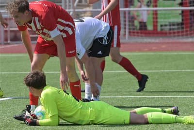 FCS-Keeper Herman Scheiter begräbt den Ball in seinen Armen. Gegen Auerbach II will er seinen Kasten sauber halten.