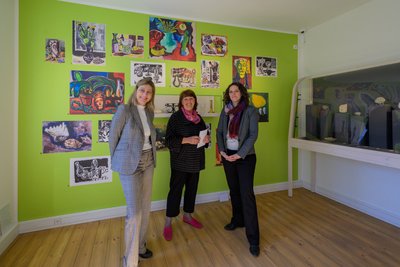 Sonja Oehlschläger (Mitte) bei der Eröffnung des Museums im vergangenen Jahr, links die damalige Kuratorin Sabine Maria Schmidt, rechts Kunstsammlungschefin Florence Thurmes. Das Museum wird unter Regie der Chemnitzer Kunstsammlungen betrieben.