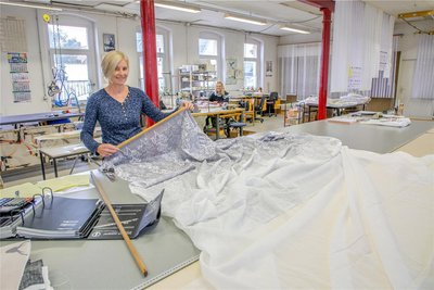 Die Raumausstatterinnen Ines Franke (links) und Peggy Muhl im Nähatelier von Teppich-Witzschel.