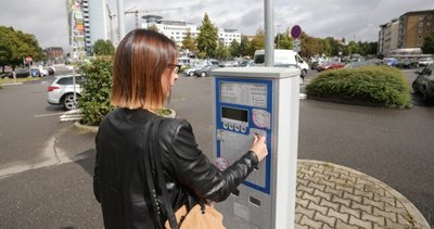 Künftig mit "Brötchentaste" und Extra-Beleg zur Erstattung beim Händler? Geht es nach der größten Stadtratsfraktion, sollen die städtischen Parkautomaten aufgerüstet werden. Die Stellplätze an der Johanniskirche (Foto) stehen allerdings grundsätzlich zur Disposition. Das Areal soll bebaut werden.