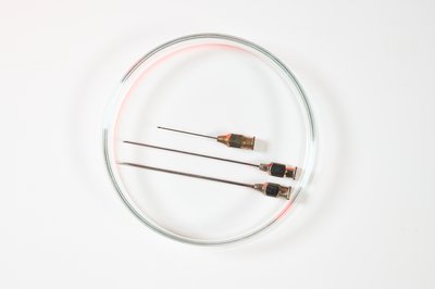 Eine Petrischale mit Stahl-Kanülen. Die langen waren zum Aufziehen des Insulins, die kurzen zum Spritzen. Die Kanülen mussten nach Gebrauch ausgekocht und im Backofen getrocknet werden. Sie blieben im Einsatz bis sie völlig stumpf waren.