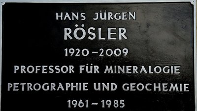 Die Gedenktafel für Hans Jürgen Rösler ist bereits gegossen - zahlreiche ähnliche Ehrungen gehören zum Freiberger Stadtbild. 