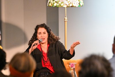 Initiatorin Nirit Sommerfeld ist wegen ihrer Diskussionsreihe Antisemitismusvorwürfen ausgesetzt. Die Sächsische Kulturstiftung entzog ihr das Fördergeld nachträglich.