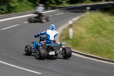 Fährste quer, siehste mehr: Geübte Fahrer wie Thomas Gernhardt driften kontrolliert durch die Kurve - wie hier auf den Serpentinen bei Hohnstein.