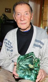 Horst Fügner mit seiner Siegertrophäe von 1958 im schwedischen Hedamora.