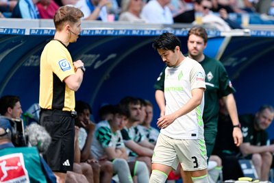 Rot nach wenigen Minuten: Werder-Profi Yukinari Sugawara.