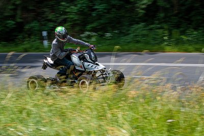 Enrico Seipelt aus Chemnitz fährt eine E-ATV 990 Super Duke R mit 132 PS. Der Zweizylindermotor von KTM schiebt schon bei niedrigen Drehzahlen vehement vorwärts