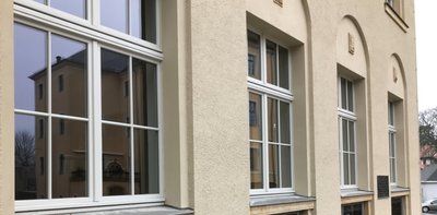 Zwischen diesen Fenstern sollte am Wernerbau der Bergakademie die Tafel für Mineralogie-Professor Hans Jürgen Rösler (1920 - 2009) angebracht werden - so wie die rechts für seinen Vorgänger Carl Friedrich Christian Mohs (1773 - 1839), der unter anderem durch seine Skala zur Ritzhärte von Mineralen berühmt geworden ist. 
