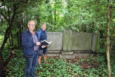 Friedhofverwalter Uwe Horn und Vorstandsmitglied Kathleen Dittrich-Ueberfeld besprechen den Arbeitseinsatz. 