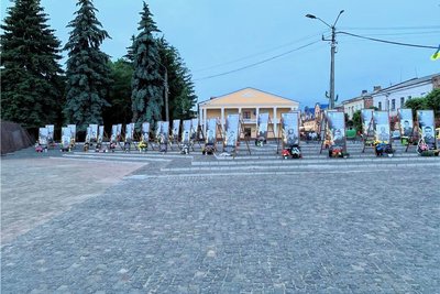 Gedenktafeln auf dem Marktplatz in Dubno erinnern an die im Krieg gefallenen ukrainischen Soldaten.