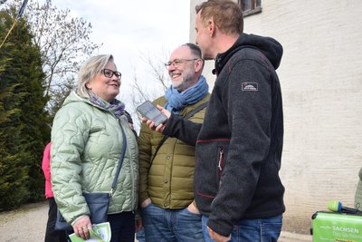 Kerstin Wolff und ihr Mann sowie Moderator Silvio Zschage (re.) an der Windmühle in Syrau.