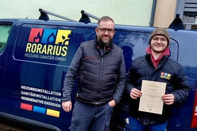Alexander Rößler (rechts) ist frisch gebackener Anlagenmechaniker bei Kai Rorarius, dem Inhaber der gleichnamigen Heizung-Sanitär GmbH aus Penig.