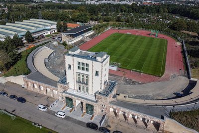 Der Turm und die angrenzenden Gebäude wurden saniert. Ein Großteil des Stadions bleibt aber vorerst wie er ist: Die Haupttribüne bröckelt vor sich hin. Auf den Traversen wachsen Bäume.