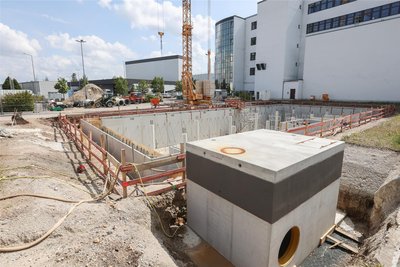Ein neues Regenrückhaltebecken wird gerade an der Kauffahrtei gebaut und soll noch eine Decke bekommen.