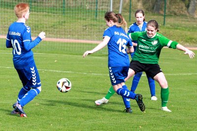 Die Oelsnitzer Ina Zypro (rechts) wird von den Jößnitzerinnen Jessica Gebelein und Jenny Baumgärtel (von links) abgemeldet.