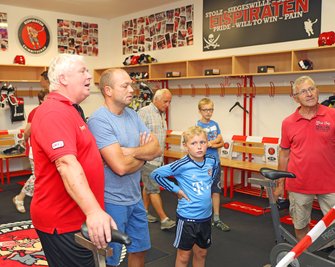 Eispiraten-Mannschaftsleiter Klaus Schietzold hatte in der Spielerkabine des Eishockey-Zweitligisten viele Fragen zu beantworten.