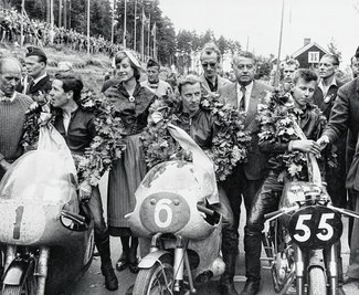 Grand-Prix Hedamora 1958: im Bild v. l. n. r.: Geoff Duke aus Großbritannien (Sieger 500 und 350 ccm), Horst Fügner (Sieger 250 ccm und Alberto Gandossi aus Italien (Sieger 125 ccm). 