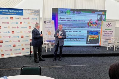 Armin Staigis (rechts) spricht in Dubno über Hilfen aus Deutschland, Sergii Zawadskyi, ehemaliger Rotary-Governor für die Ukraine, hilft als Übersetzer.