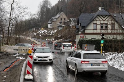 Nach monatelanger Sperrung ist die S 266 zwischen Cranzahl und Neudorf wieder befahrbar – mit Ampelregelung.
