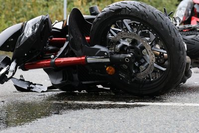 Nach einem Unfall am Freitagmittag auf der Neefestraße in Chemnitz ist ein Motorradfahrer gestorben.