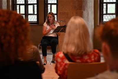 Ähnlich wie 2022 wird Lena Krimmel zur „Nacht der Schlösser“ auf Schloss Rochlitz eine Lesung gestalten.