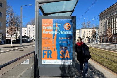 An Haltestellen, wie hier an der Reitbahnstraße, wirbt die CVAG für die Eröffnung des Garagen-Campus.
