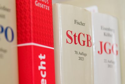 Die Verhandlung wurde ausgesetzt.